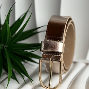 Cinturón de cuero dorado  de mujer  – elegante, moderno y resistente con acabado brillante