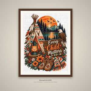 Puede incluir: Un patrón de punto de cruz contado que muestra un tipi, una linterna, un águila calva y un letrero de madera con el texto Every Child Matters. La escena incluye un atardecer sobre montañas, pinos, girasoles y mocasines en tonos naranja y azul verdoso.