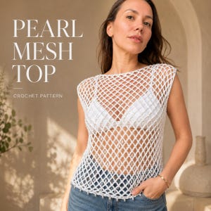 Può includere: Un top senza maniche in rete all'uncinetto bianco con un motivo a rombi e piccole perline alle intersezioni. Il testo PEARL MESH TOP CROCHET PATTERN è visibile nell'angolo in alto a sinistra dell'immagine.