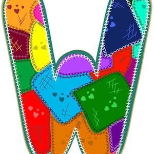 Op de afbeelding: Een hoofdletter W-afbeelding bestaande uit diverse kleurrijke stoffen lapjes in tinten oranje, geel, rood, groen, blauw en paars. Elk lapje is verbonden met witte kruissteekdetails en verschillende lapjes zijn voorzien van kleine hartjes.