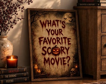 Może przedstawiać: Prostokątny obraz w ramie z postarzanym, teksturowanym tłem, zawierający napis "WHAT'S YOUR FAVORITE SCARY MOVIE?" wykonany krwistoczerwoną, ściekającą czcionką. Ilustracja przedstawia świecącą dynię, pełnię księżyca oraz sylwetki nietoperzy.