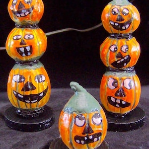 Einzigartiges, handbemaltes Halloween-Kürbis-Stapelset (3-teilig)