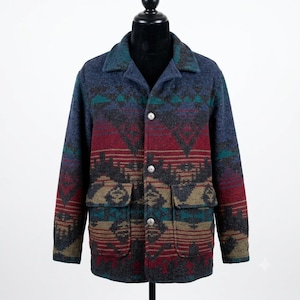 Puede incluir: Una chaqueta de manga larga con un patrón geométrico multicolor en tonos azul, rojo, verde azulado y bronceado. La chaqueta tiene cuello, cierre frontal con tres botones visibles y dos grandes bolsillos de parche en la parte delantera.