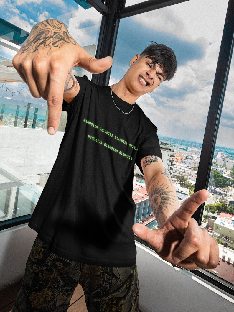 Camiseta de código binario para programadores: regalo sarcástico para programadores y desarrolladores. imagen 1