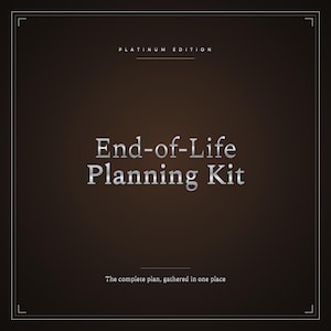 Pode incluir: Uma capa quadrada castanho-escura com o texto Platinum Edition no topo, End-of-Life Planning Kit no centro e The complete plan, gathered in one place na parte inferior, tudo dentro de uma fina moldura branca.