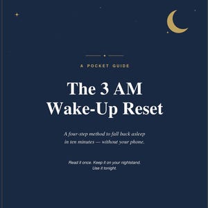 以下が含まれることがあります： 「The 3 AM Wake-Up Reset」と題された濃紺の長方形のポケットガイド。表紙には金色の三日月と星が描かれており、スマートフォンを使わずに10分で再び眠りにつくための4つのステップが記載されています。