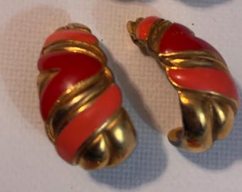 Vintage Avon Gold Tone Half Hoops Salmon Pink/Red Enamel Drop Earrings