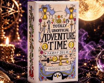Op de afbeelding: Een rechthoekig tarotkaartendoosje met een witte achtergrond en kleurrijke illustraties van zwaarden, munten, bekers en een pinguïn. De tekst luidt A TOTALLY UNOFFICIAL ADVENTURE TIME TAROT DECK BY KATHERINE HILLIER. Een zwaard omwonden met ranken staat op de zijkant.