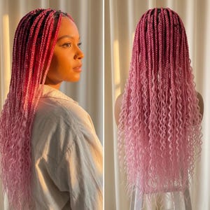 Peut inclure: Une personne avec de longs cheveux tressés roses. Les tresses passent d'un rose plus foncé aux racines à un rose clair et bouclé aux extrémités. La personne porte une chemise boutonnée de couleur claire.