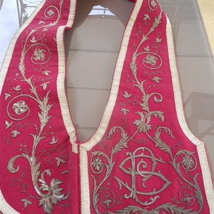 Belles broderies antiques argent sur étoffe rouge XIXème