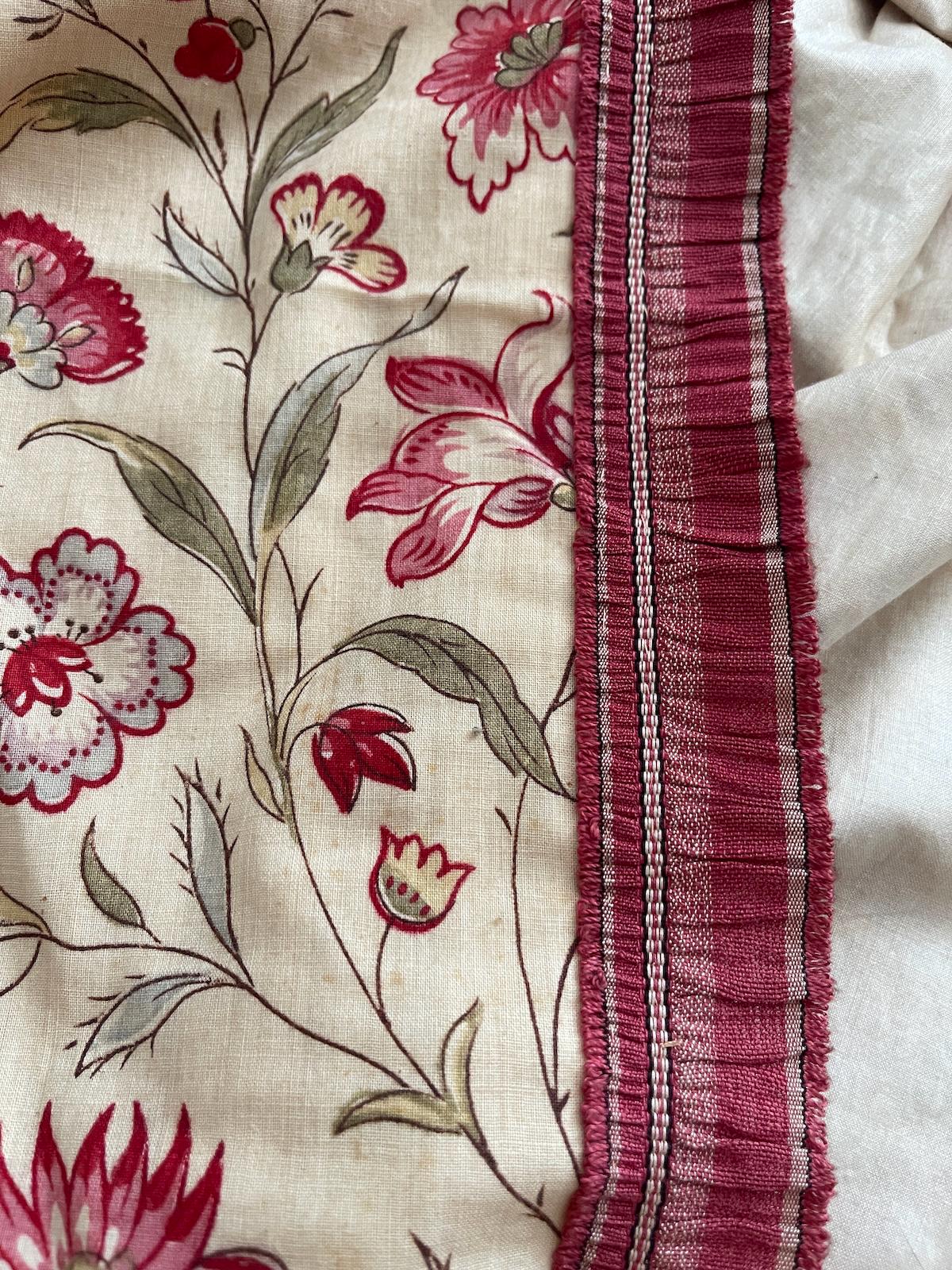 Rideau antique Français petit tissu motif gothique Art nouveau tons neutres beige or gris rouge ferme du 19ème siècle textile malle - France