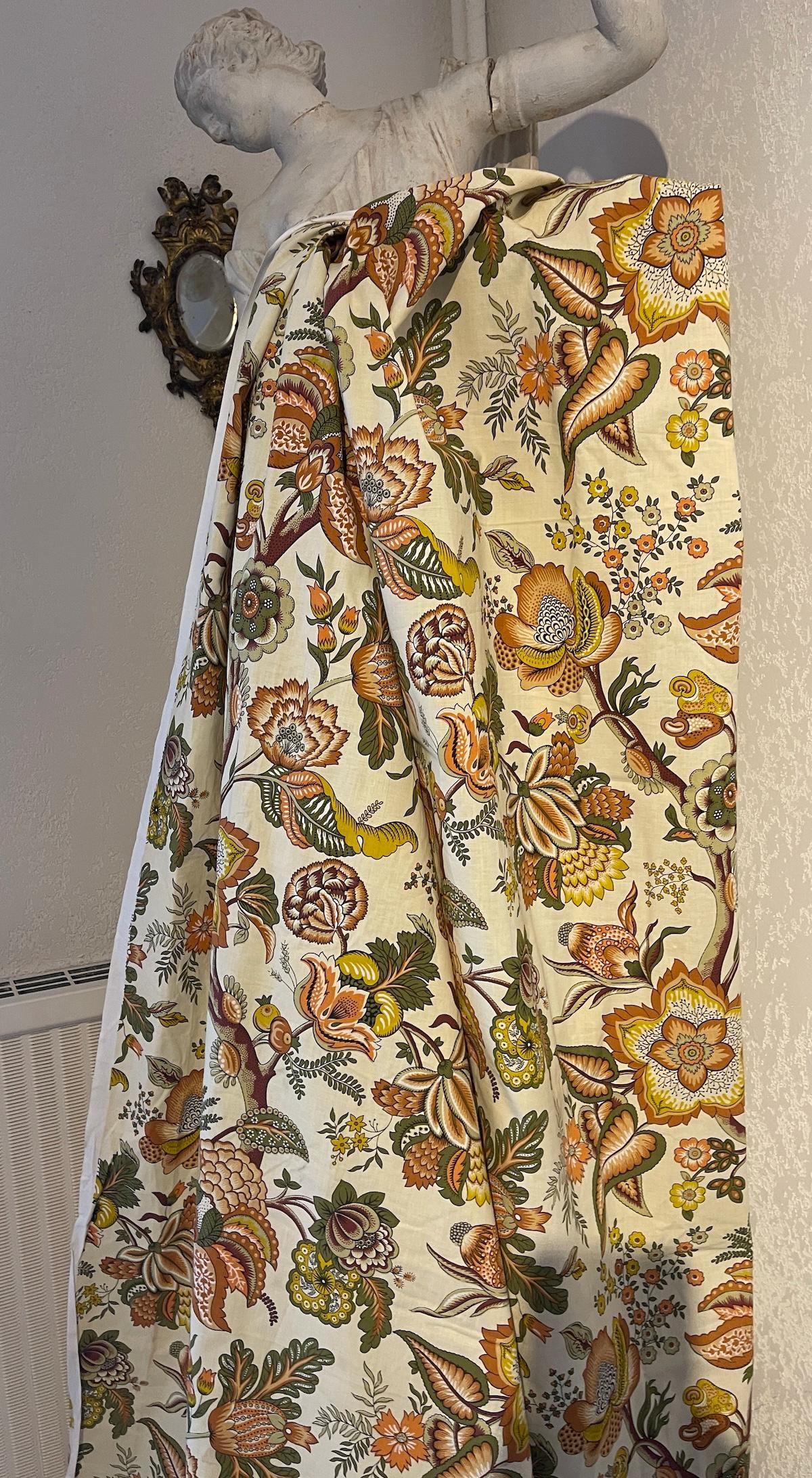 Métrage 380 cm x 127 cm imprimé aux larges fleurs