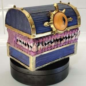 Mimic Deckbox Garage Kit - Anpassade skulpterade kortlekar för MTG, Riftbound, Pokémon, Lorcana - 100+ kort med sleeve - Högkvalitativa resin-hantverk