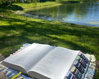Funda para Biblia de patchwork hecha a mano con volantes / Funda floral para libros / Estuche acolchado para Biblia / Protector de libros estilo cottagecore / Funda para diario Coquette