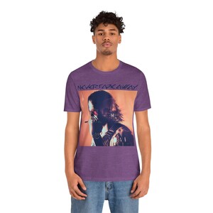 Camiseta unissex "Never Fade Away" de Johnny Silverhand - Cyberpunk 2077 imagem 3