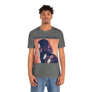 Camiseta unissex "Never Fade Away" de Johnny Silverhand - Cyberpunk 2077 imagem 8