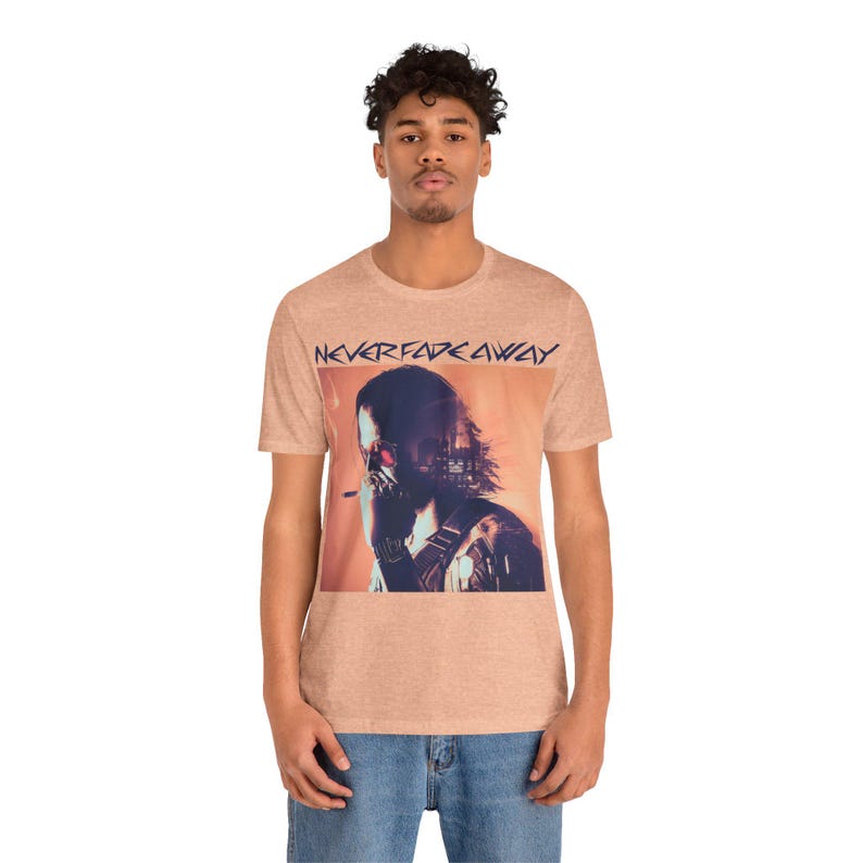 Camiseta unissex "Never Fade Away" de Johnny Silverhand - Cyberpunk 2077 imagem 1