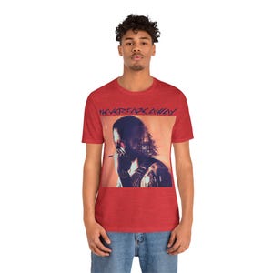 Camiseta unissex "Never Fade Away" de Johnny Silverhand - Cyberpunk 2077 imagem 2