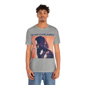 Camiseta unissex "Never Fade Away" de Johnny Silverhand - Cyberpunk 2077 imagem 7