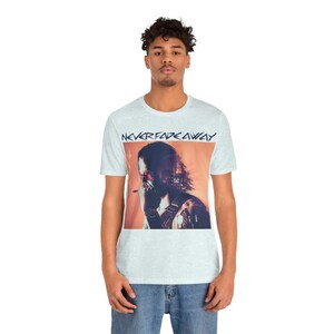 Camiseta unissex "Never Fade Away" de Johnny Silverhand - Cyberpunk 2077 imagem 6