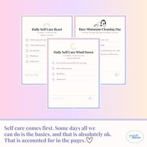 Op de afbeelding: Drie sjablonen voor zelfzorgchecklists met pastelkleurige achtergronden. De checklists bevatten prompts voor dagelijkse routines zoals water drinken, vitamines innemen en het gezicht wassen. De tekst bevat "Daily Self Care Reset", "Bare Minimum Cleaning Day" en "Daily Self Care Wind Down".