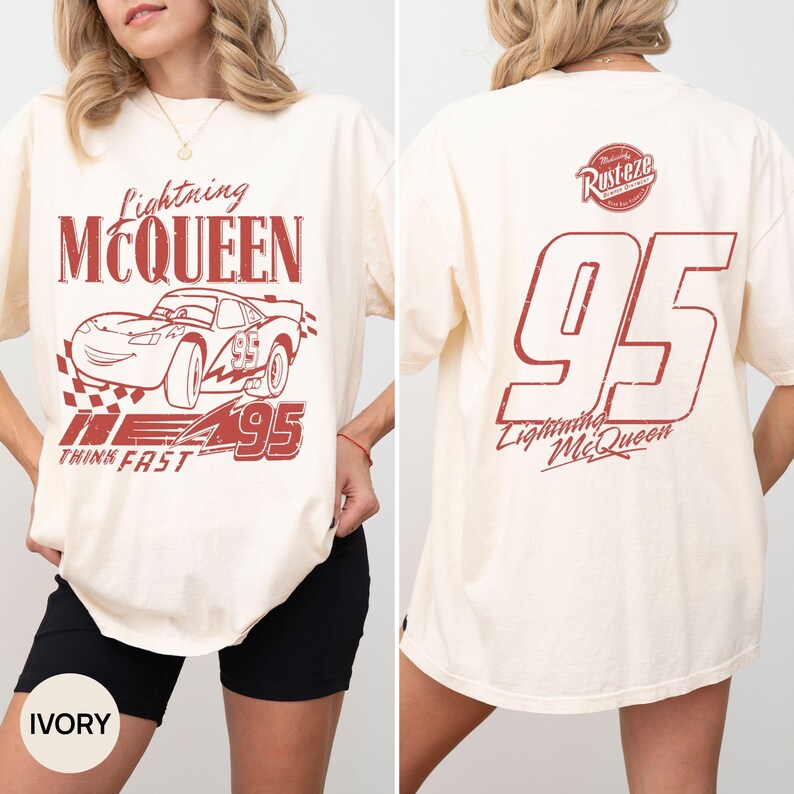 Pu&ograve; includere: T-shirt color crema con grafica rossa della macchina da corsa Lightning McQueen, la scritta "Lightning McQueen" e "Think Fast". La parte posteriore della maglietta mostra il numero "95" e "Lightning McQueen".
