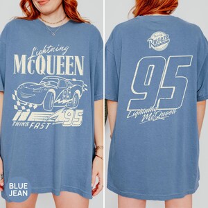 Pu&ograve; includere: T-shirt blu jeans con grafica di Lightning McQueen. La parte anteriore mostra il nome del personaggio, un'illustrazione di un'auto e il numero 95. Il retro della maglietta presenta il numero 95 in grande e il logo Lightning McQueen.