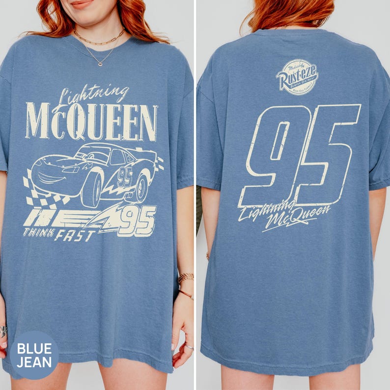 Pu&ograve; includere: T-shirt blu jeans con grafica di Lightning McQueen. La parte anteriore mostra il nome del personaggio, un'illustrazione di un'auto e il numero 95. Il retro della maglietta presenta il numero 95 in grande e il logo Lightning McQueen.
