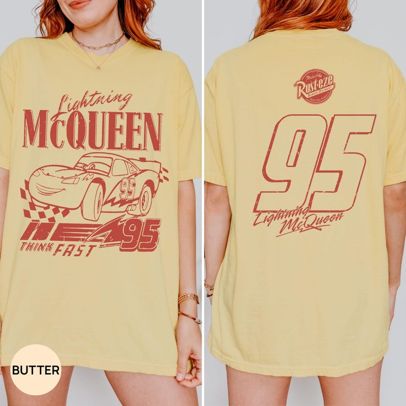 Pu&ograve; includere: T-shirt giallo burro con grafica vintage di Saetta McQueen e il numero 95. Il design frontale include il testo "Lightning McQueen" e "Think Fast". Il retro mostra "95" e "Lightning McQueen" con un logo Rusteze.