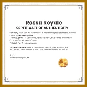 Pode incluir: Um certificado de autenticidade da Rossa Royale, com texto em preto e dourado. O certificado afirma que a joia &eacute; feita de prata esterlina 925, com op&ccedil;&otilde;es de banho como ouro 14K e ouro rosa. &Eacute; feita &agrave; m&atilde;o na Turquia.