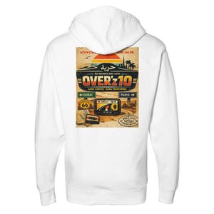 Peut inclure: Sweat à capuche blanc avec un motif rétro. Le motif comprend le texte "OVER'Z10" et des caractères arabes, un coucher de soleil, des palmiers et des panneaux routiers pour Dubaï et Paris. Le sweat à capuche a une capuche à cordon et une poche avant.