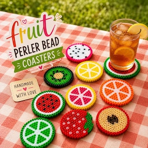 Op de afbeelding: Een verzameling ronde onderzetters gemaakt van kleurrijke plastic strijkkralen, elk ontworpen om op verschillende fruitplakjes te lijken, waaronder watermeloen, kiwi, citroen en aardbei. Een bordje vermeldt Fruit Perler Bead Coasters en Handmade With Love.