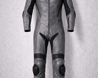Peut inclure: Combinaison de course de moto en cuir gris avec des détails noirs sur les épaules, les coudes et les genoux. La combinaison est dotée d'une fermeture éclair intégrale et de protections. Suspendue à un cintre noir.