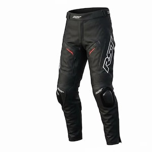 Könnte beinhalten: Schwarze Motorradhose mit weißem RST-Logo am Oberschenkel und an der Taille. Die Hose verfügt über integrierte Knieprotektoren, Akkordeon-Stretcheinsätze über den Knien sowie rote Akzente an den Oberschenkeln mit Reißverschlussöffnungen.