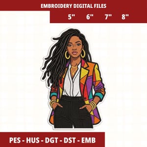 Op de afbeelding: Digitaal borduurbestand met een stijlvolle vrouw met lange zwarte dreadlocks, gekleed in een kleurrijke geometrische blazer, wit overhemd en zwarte broek. Gouden sieraden zijn onder meer oorringen en armbanden. De tekst "EMBROIDERY DIGITAL FILES" en maten van 12.7cm tot 20.3cm.