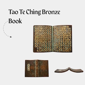 Könnte beinhalten: Ein Bronzebuch mit dem Titel Tao Te Ching Bronze Book, das eine offene Ansicht mit eingravierten chinesischen Schriftzeichen auf zwei Seiten, einen geschlossenen Einband mit vertikalem Text und ein Seitenprofil zeigt.
