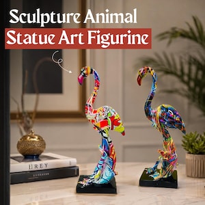 Peut inclure: Deux figurines de flamants roses ornées de motifs graffiti multicolores vibrants avec des éclaboussures de rouge, bleu, jaune et noir. Chaque oiseau repose sur une base rectangulaire noire. Le texte "Sculpture Animal Statue Art Figurine" est visible.