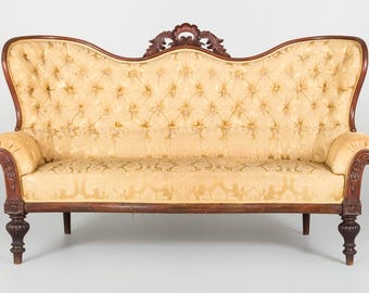 Antiek Goud Damast Tweezitsbank Luxe Loveseat met Handgesneden Mahonie Frame Victoriaanse Stijl Gewatteerde Woonkamer Bank