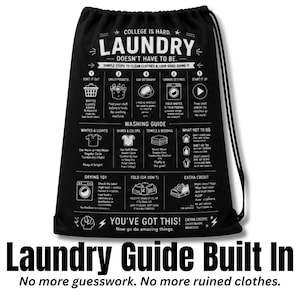 Puede incluir: Una bolsa de lavandería negra con cordón que presenta texto e iconos impresos en blanco que proporcionan una guía de lavado paso a paso. El diseño incluye instrucciones para clasificar, lavar, secar y doblar ropa, con el texto College is hard. Laundry doesn't have to be.