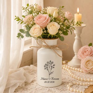Gepersonaliseerde bruidsvaas met bloemen, cadeau op maat voor het bruidspaar, cadeau voor de trouwdatum, huwelijksgeschenk voor bruid en bruidegroom, vaas met bloemen als cadeau voor pasgetrouwden