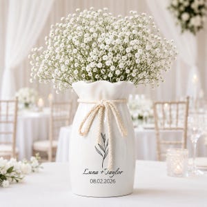Gepersonaliseerde bruidsvaas met bloemen, cadeau op maat voor het bruidspaar, cadeau voor de trouwdatum, huwelijksgeschenk voor bruid en bruidegroom, vaas met bloemen als cadeau voor pasgetrouwden