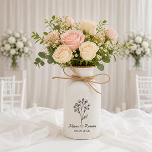Gepersonaliseerde bruidsvaas met bloemen, cadeau op maat voor het bruidspaar, cadeau voor de trouwdatum, huwelijksgeschenk voor bruid en bruidegroom, vaas met bloemen als cadeau voor pasgetrouwden