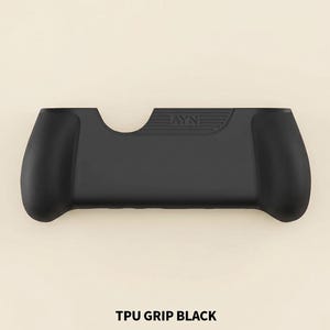 Può includere: Impugnatura in TPU nera con maniglie arrotondate e parte superiore sagomata. L'impugnatura presenta il testo "AYN" e le parole "TPU GRIP BLACK" in basso. Progettata per un dispositivo di gioco.