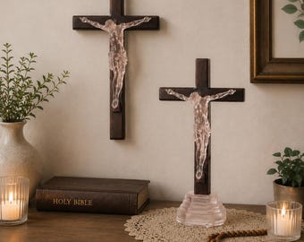 Kristallen roos kruisbeeld met meegeleverde standaard, houten kruis voor tafelblad of muur hangen, katholiek christelijk interieur, handgemaakt religieus cadeau