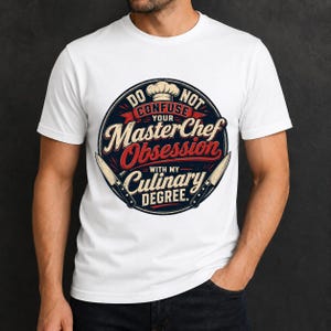 Peut inclure: Un t-shirt blanc à manches courtes arborant un motif circulaire avec une toque de chef, deux couteaux croisés et le texte : DO NOT CONFUSE YOUR MASTERCHEF OBSESSION WITH MY CULINARY DEGREE. Le design utilise une palette de rouge, blanc et bleu.
