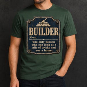 Könnte beinhalten: Ein dunkelgrünes Kurzarm-T-Shirt mit einer rechteckigen Grafik, die eine Ziegelmauer, eine Maurerkelle und den Text zeigt: BUILDER Noun. The only person who can look at a pile of bricks and see a home. Die Grafik hat einen abgenutzten Vintage-Look.
