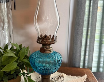 Vintage blauwglazen kerosineolielamp met ruitpatroon