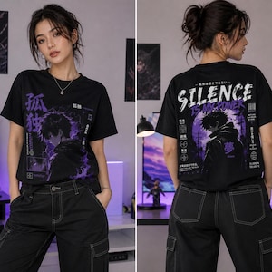 Op de afbeelding: Zwart T-shirt met een paars grafisch ontwerp op de voor- en achterkant. De voorkant heeft een karakterillustratie en Japanse tekst. De achterkant van het shirt heeft de tekst "SILENCE IS MY POWER" en een bijpassende karakterillustratie.