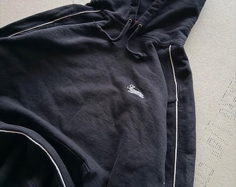 Supreme hoodie met paspels en geborduurd logo