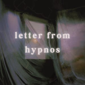 Könnte beinhalten: Ein ätherisches Bild mit den Worten "letter from hypnos" in weißer Schrift. Der Hintergrund zeigt fließenden, durchscheinenden Stoff in Grau- und Lilatönen mit einer hellen, zentralen Lichtquelle.